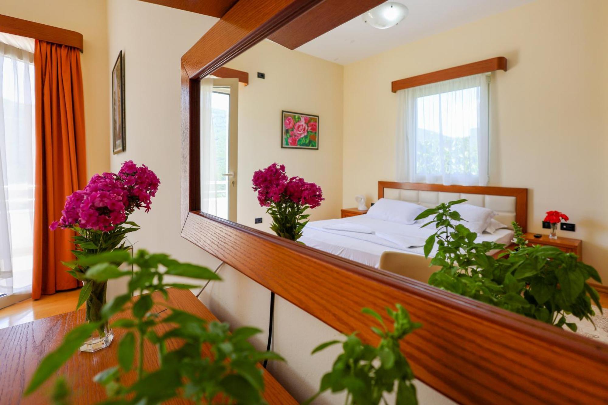 Hotel Kanione Cerenisht Kültér fotó